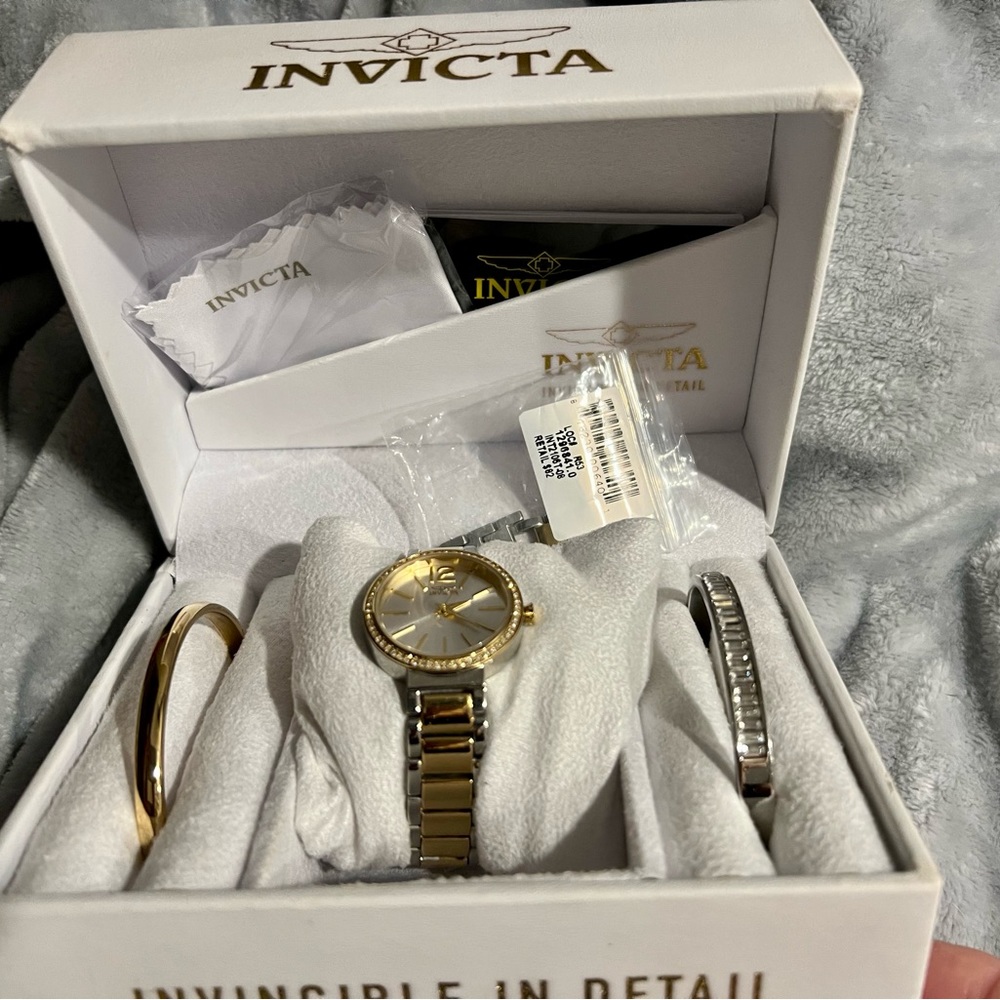 Invicta Woman’s bangle Watch set
